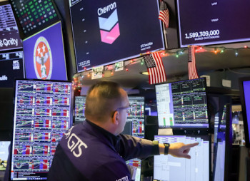 AI-турбулентность заставляет инвесторов перекладываться в акции с материальными активами